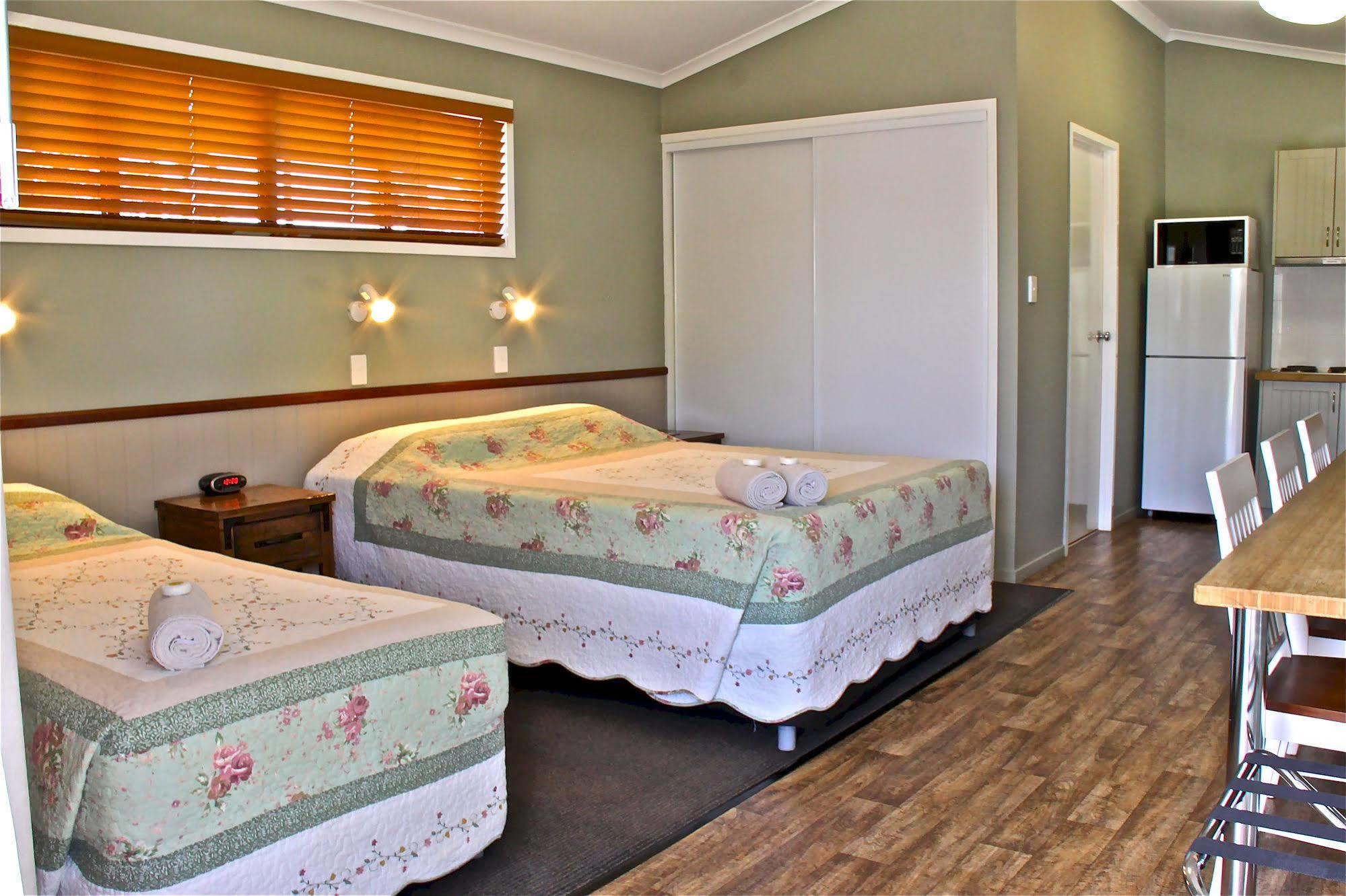 Barcaldine Country Motor Inn Экстерьер фото