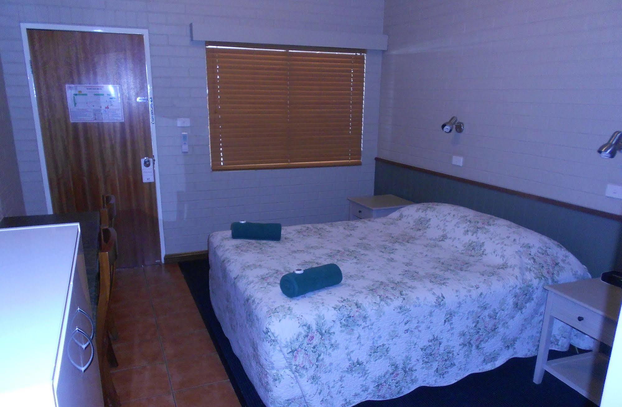 Barcaldine Country Motor Inn Экстерьер фото